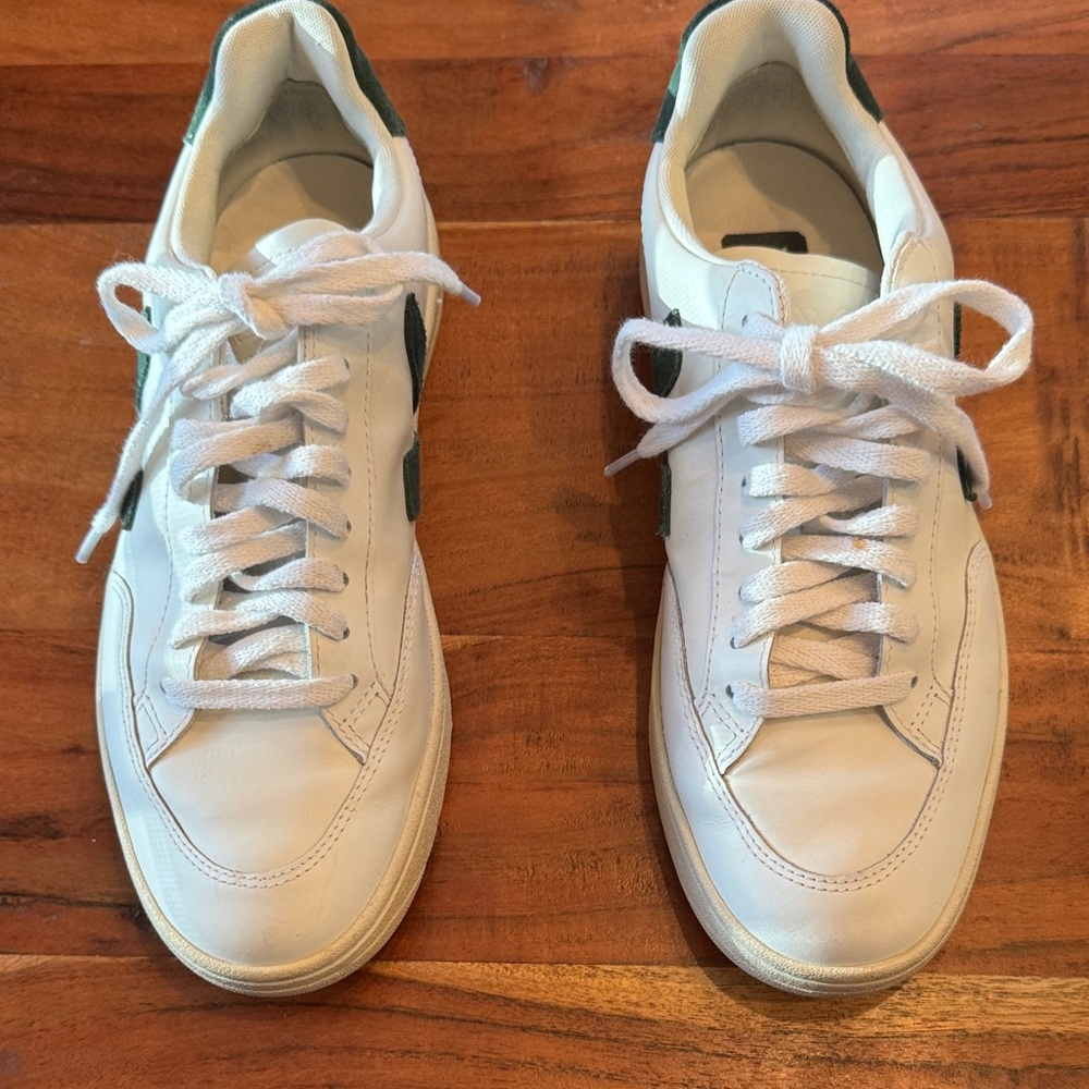 Veja V-12 in Extra-White Cyprus
